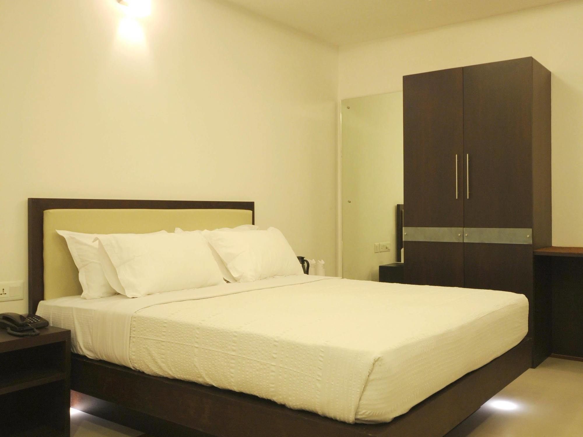 Hotel Treebo Trend Time Square Marine Drive Kochi Zewnętrze zdjęcie